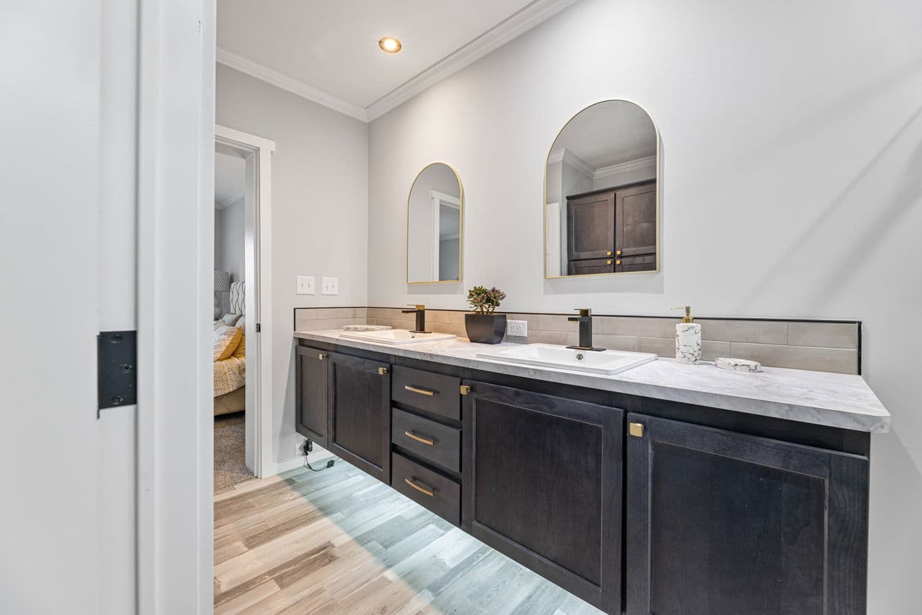 Paxton 28523a bathroom home features