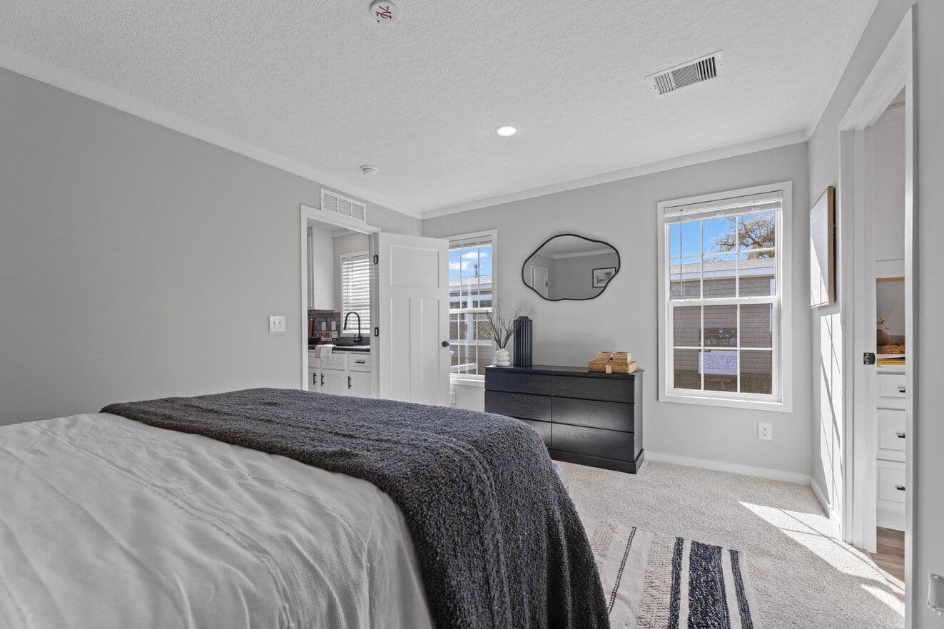 Helix 16763n bedroom home features