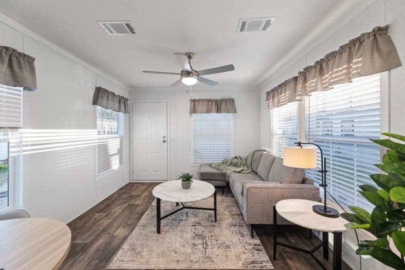 The rose 12401u interior home features