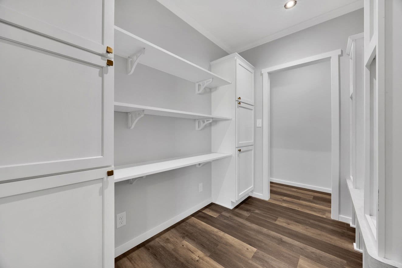 Draper 40764a bedroom home features