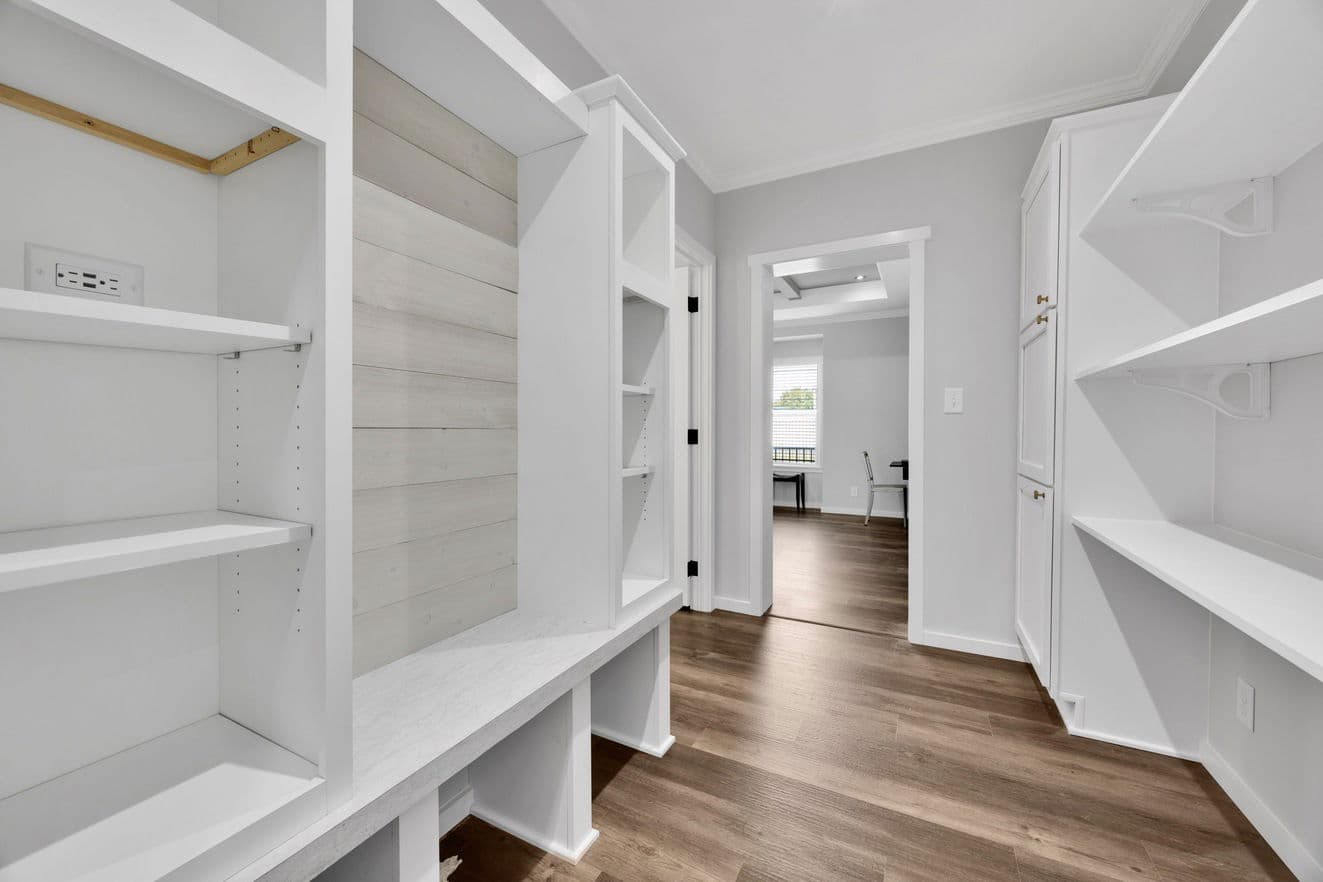 Draper 40764a bedroom home features