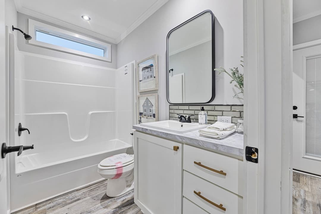 Davan 28683a bathroom home features