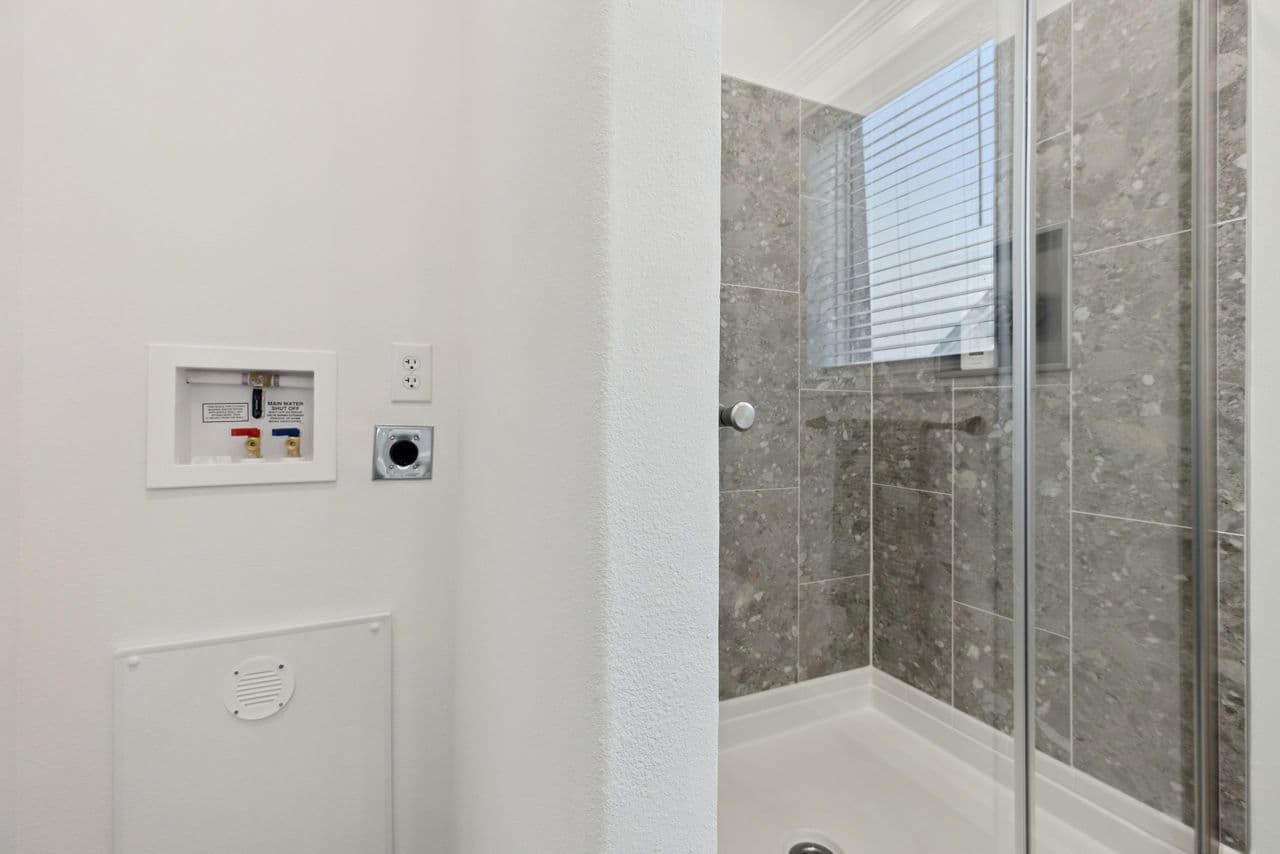 Calloway 239 bathroom home features