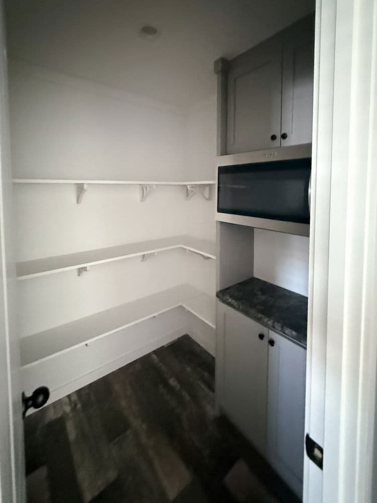 Gibbon interior home features