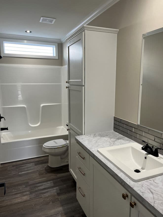 Alexa 28522a bathroom home features