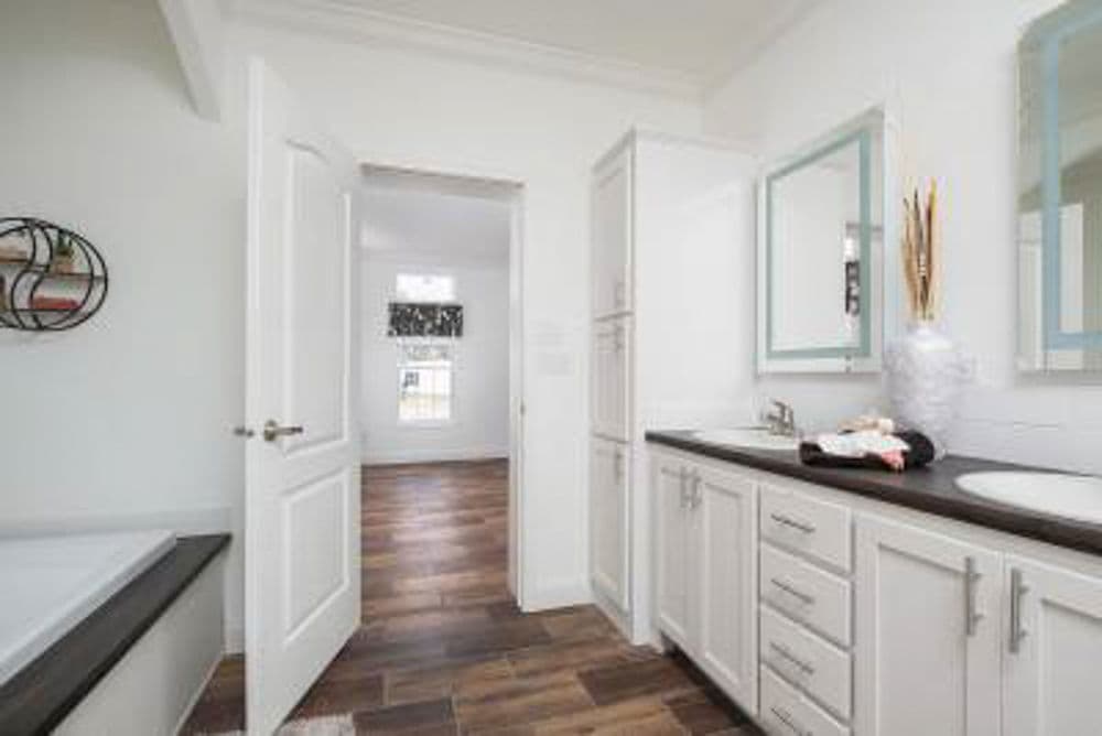 Cordele bathroom home features