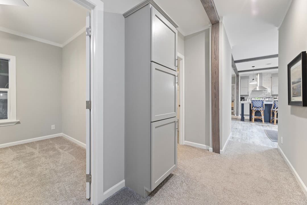 Buncic 28684b interior home features