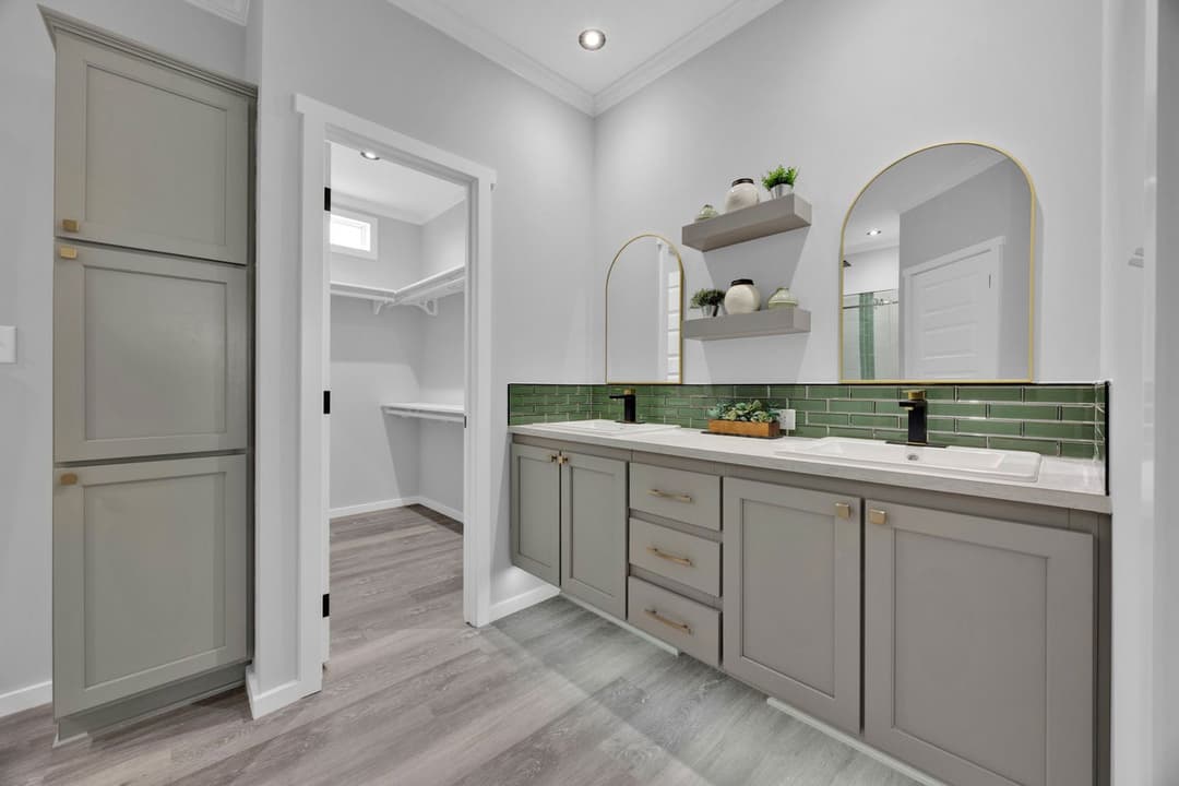 Quinn 30523a bathroom home features