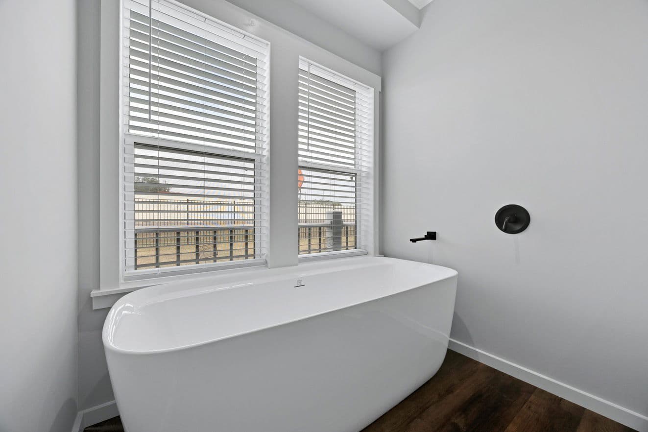 Draper 40764a bathroom home features