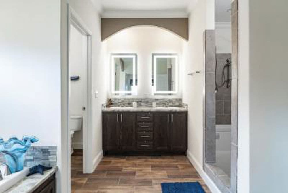 Ridgely bathroom home features