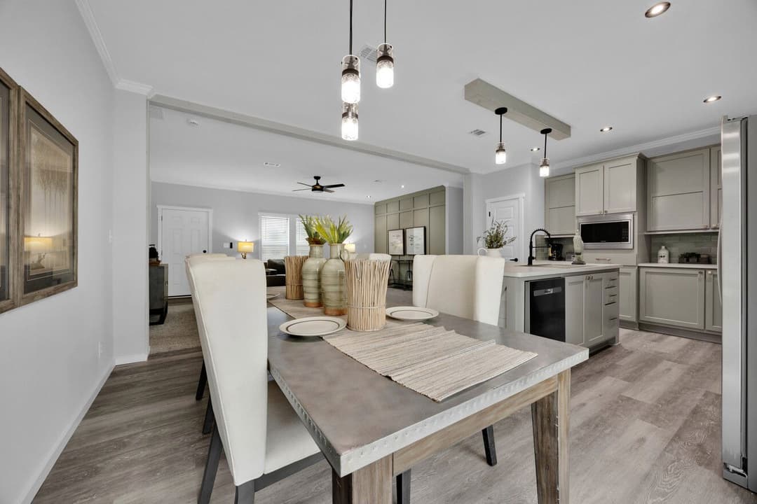 Quinn 30523a interior home features